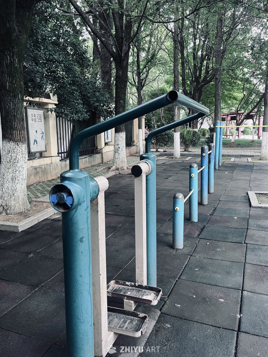 公园里的户外健身站