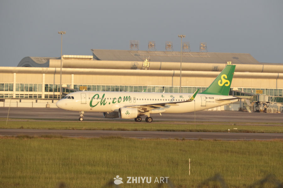 春秋航空飞机在机场跑道上