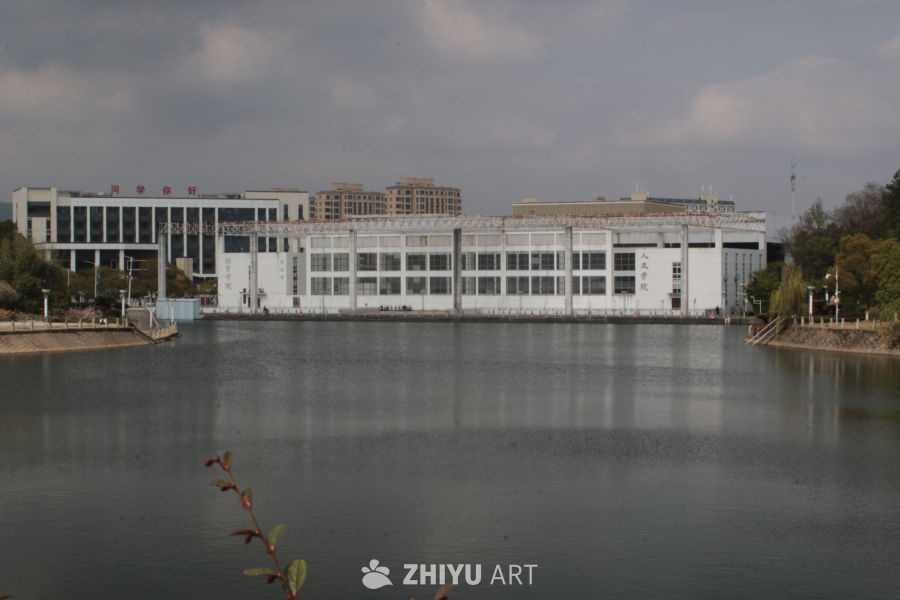 湖畔静谧的大学校园
