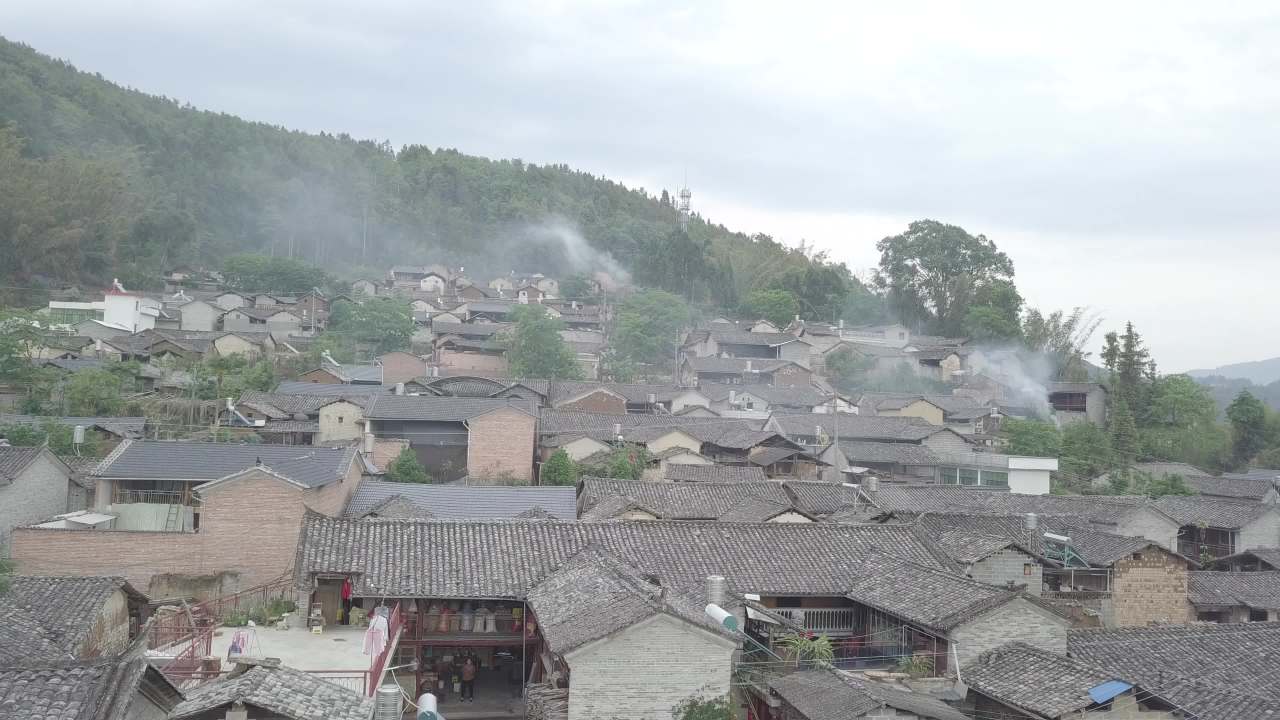 山村炊烟袅袅