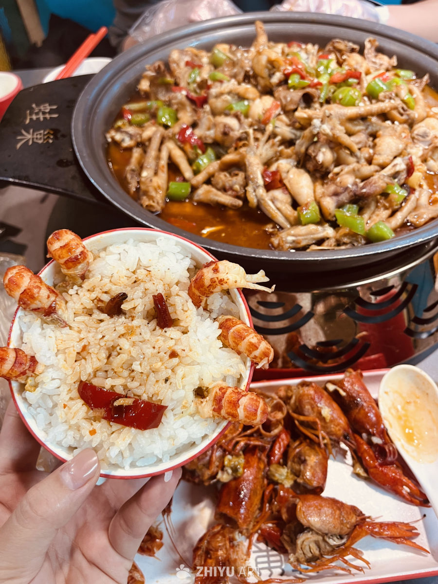 麻辣小龙虾配铁锅炖菜