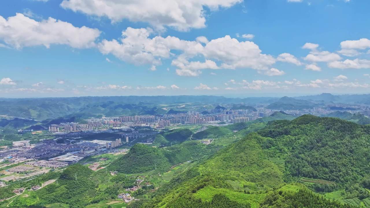 4K贵州兴义市蓝天白云城市风光航拍