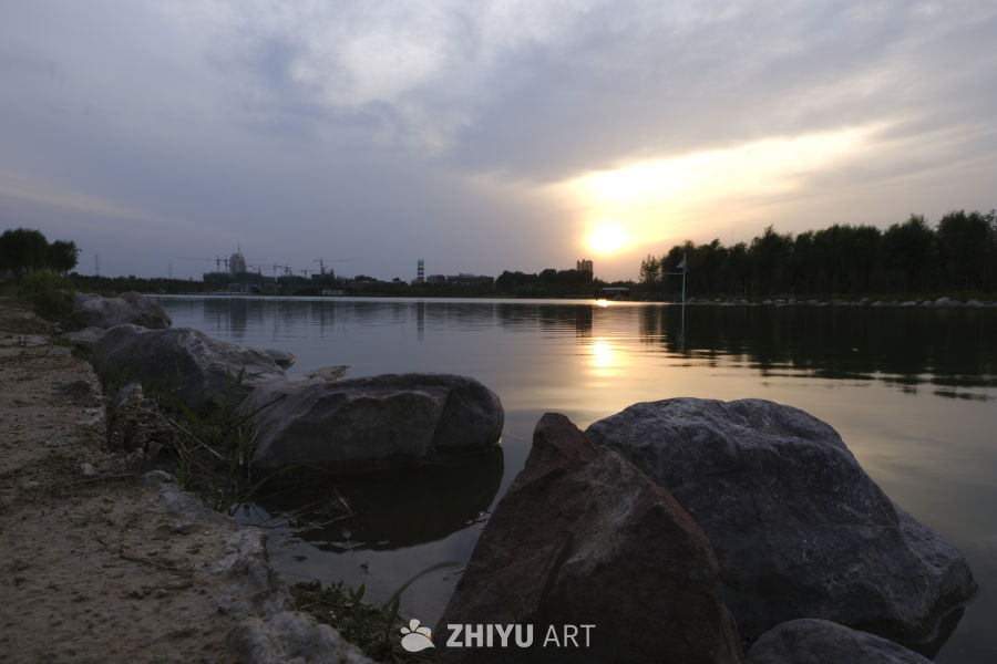 湖畔夕阳