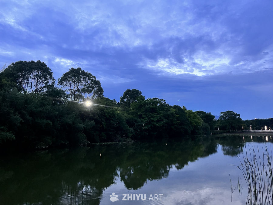湖畔静谧夜景