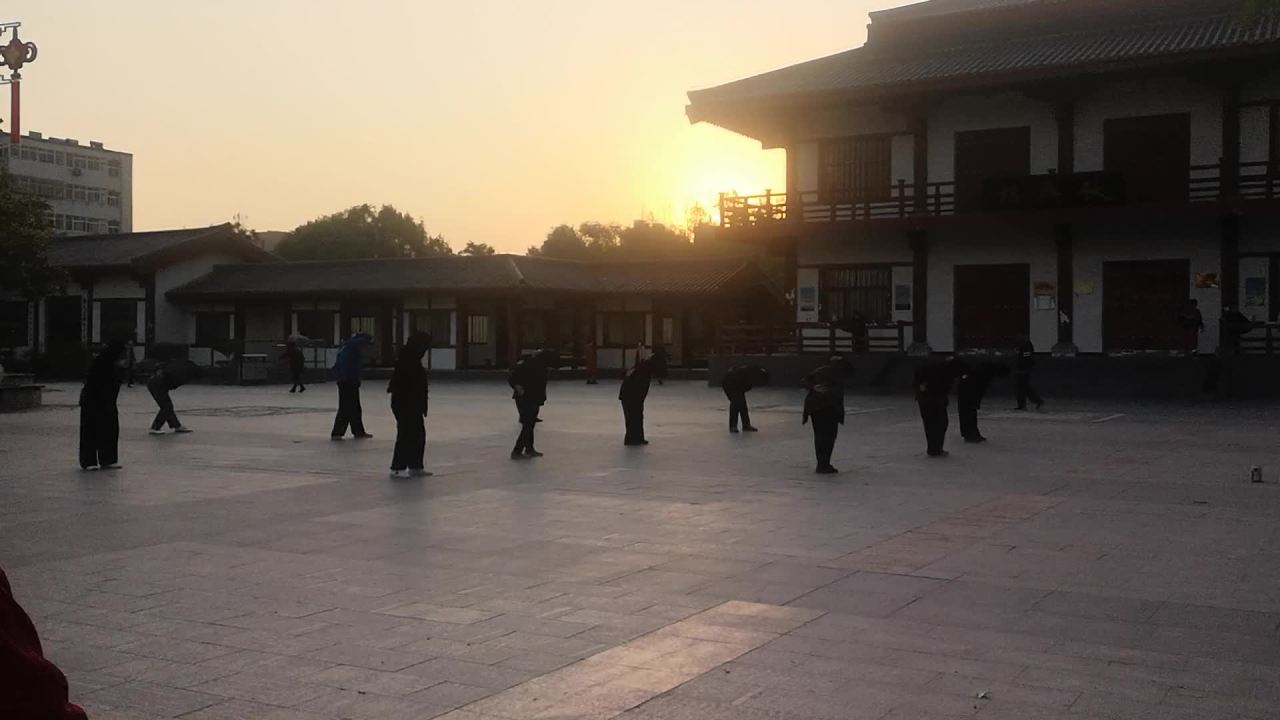 夕阳下的广场晨练