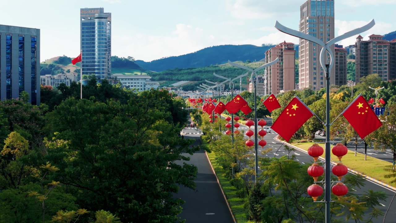 城市街道红旗飘扬