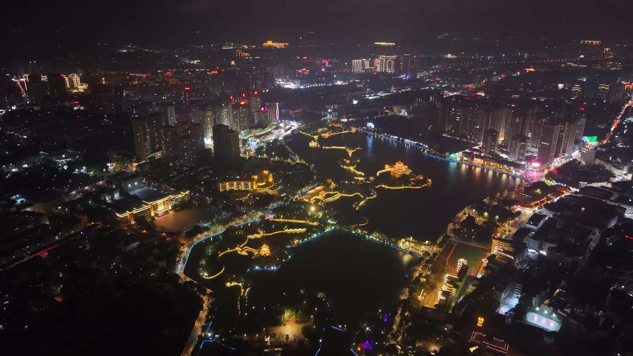 夜幕下的城市之光