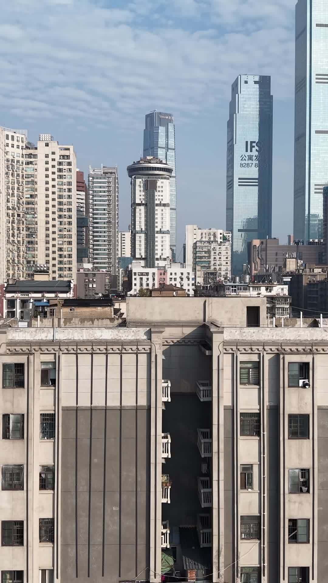 现代都市的对比之美