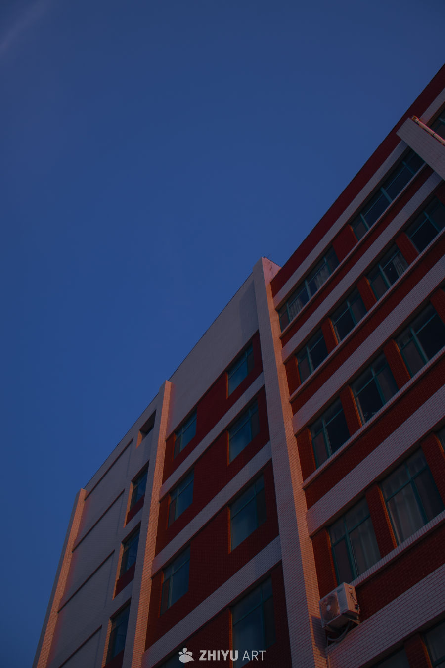 黄昏中的红砖建筑