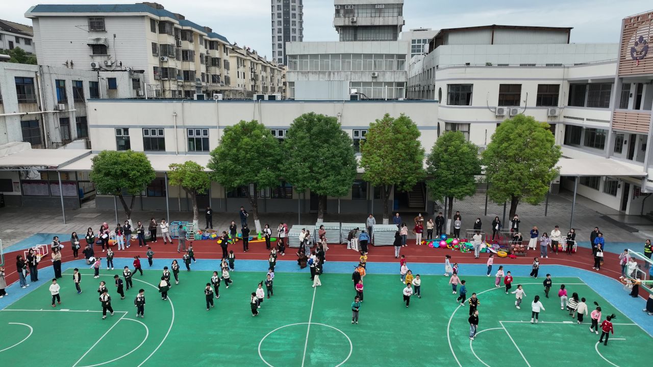 航拍幼儿园家长开放日室外活动 3