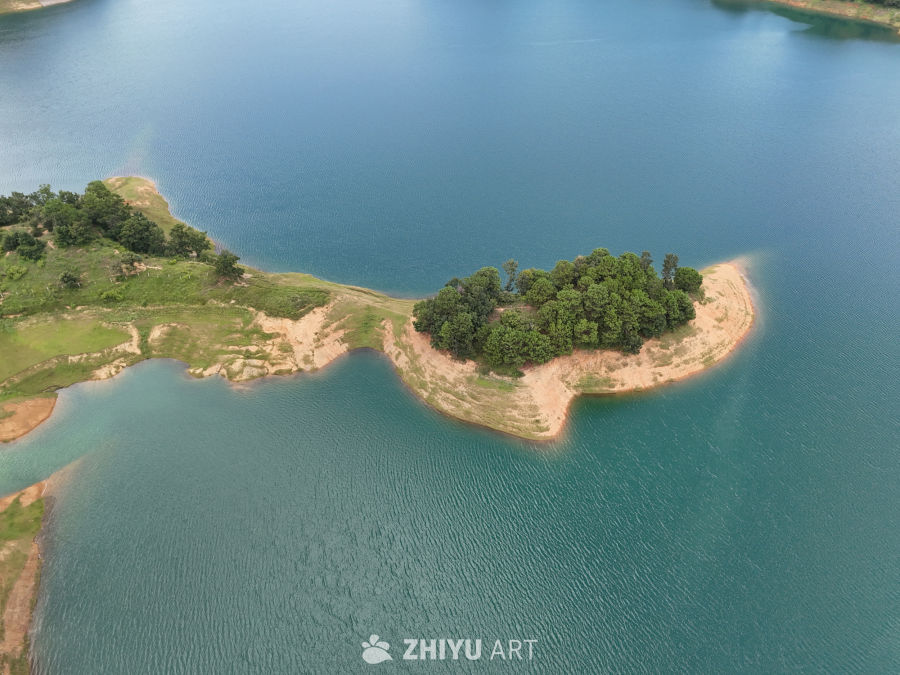 湖畔绿岛宁静景