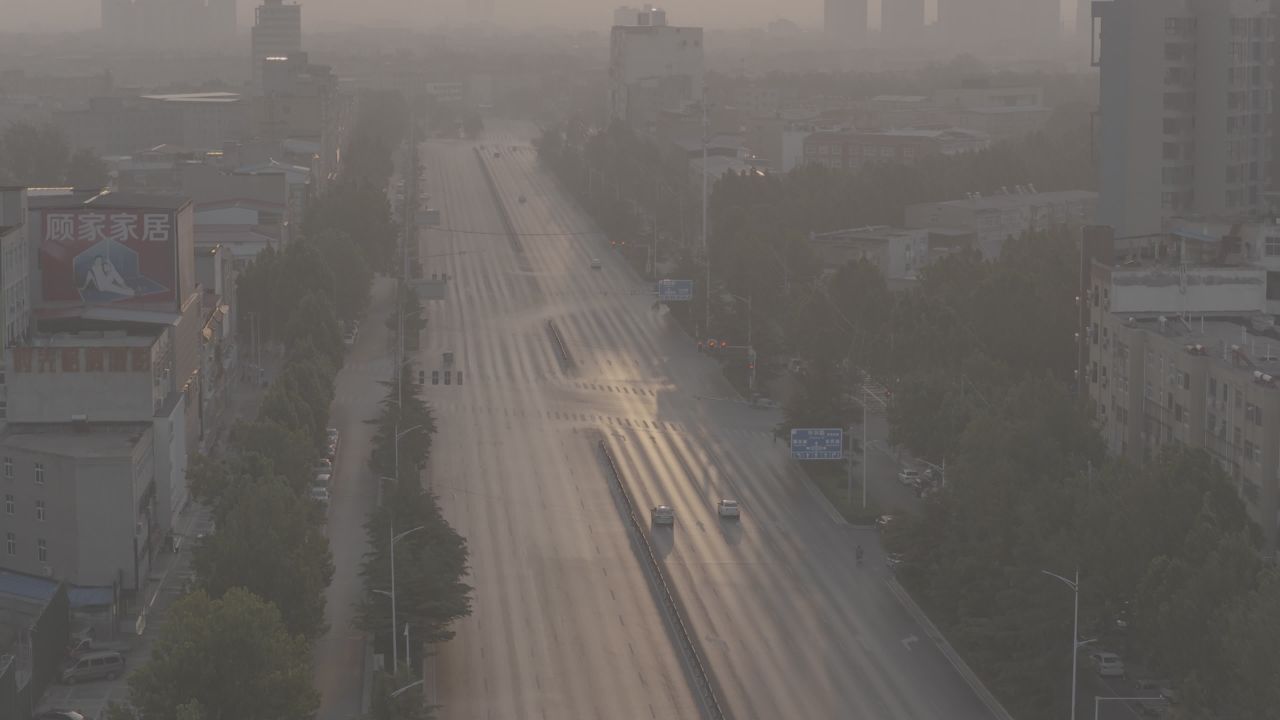 晨雾中的城市大道