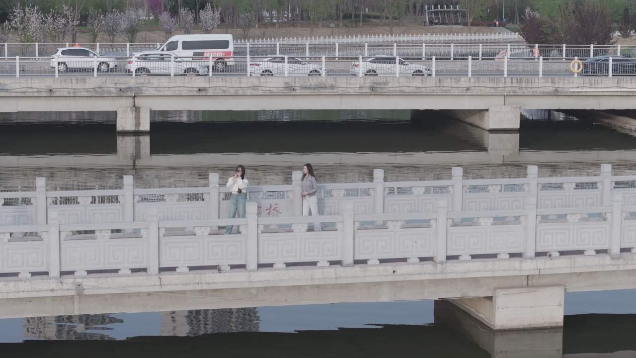 桥上漫步的都市风景