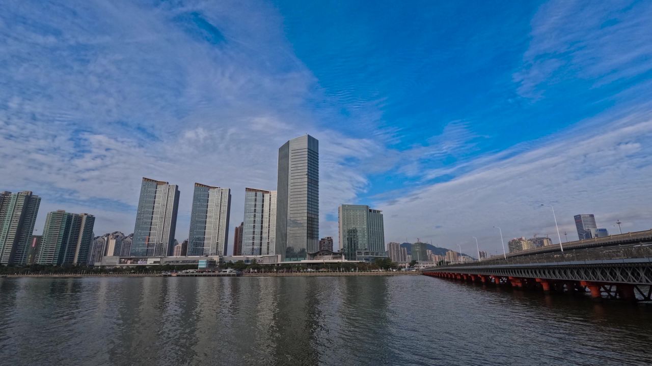 不同方向的流云