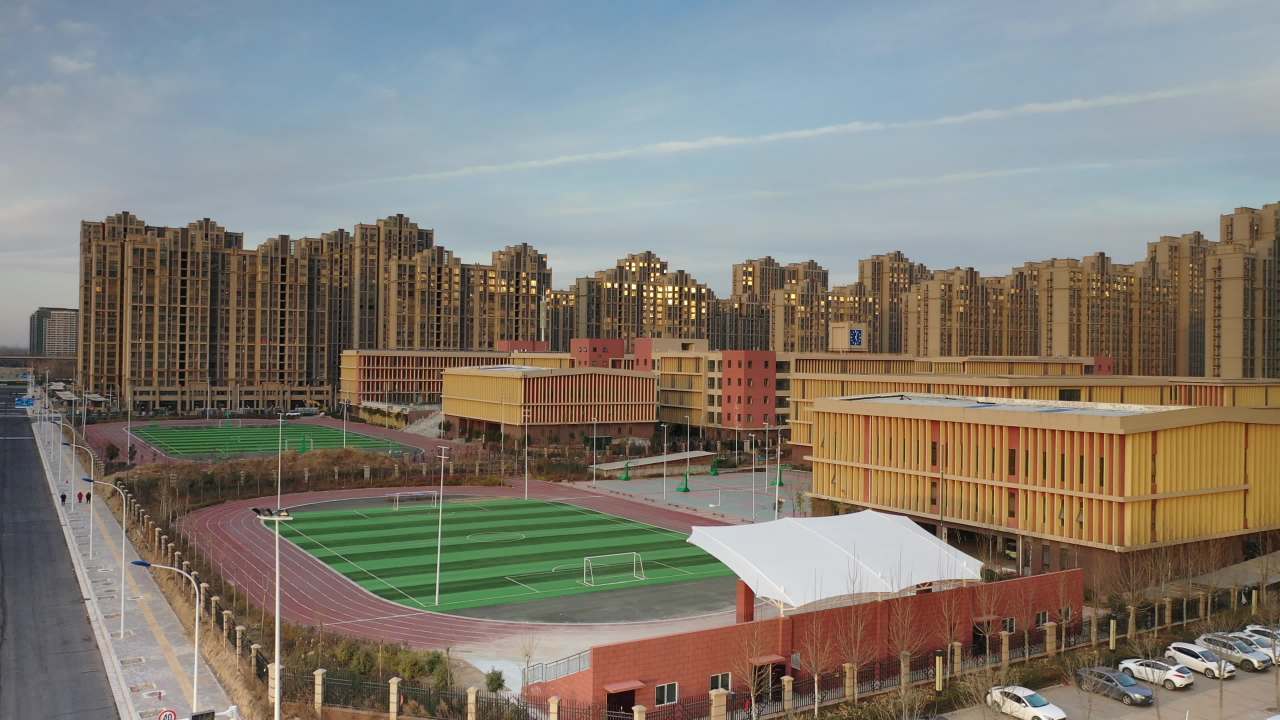 城市全景与运动场