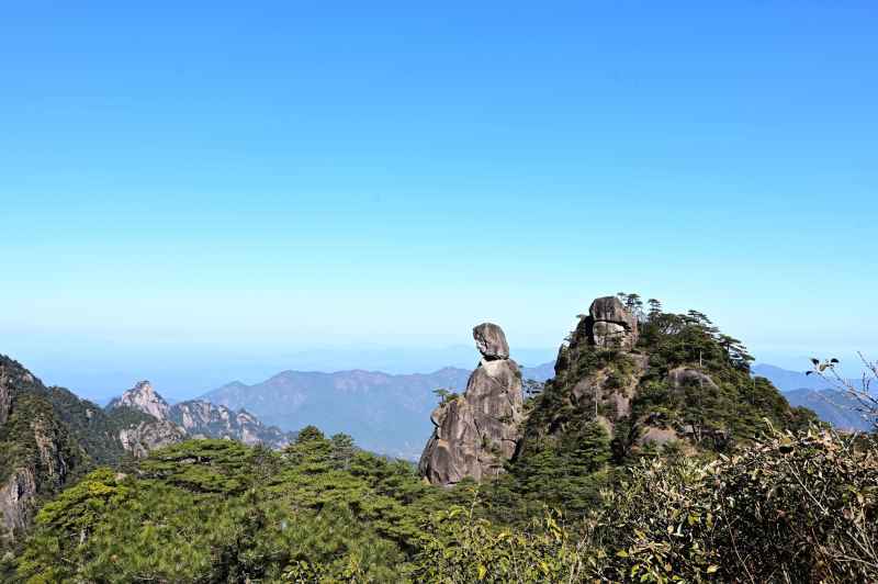 晴好天气下江西三清山标志性景观女神峰
