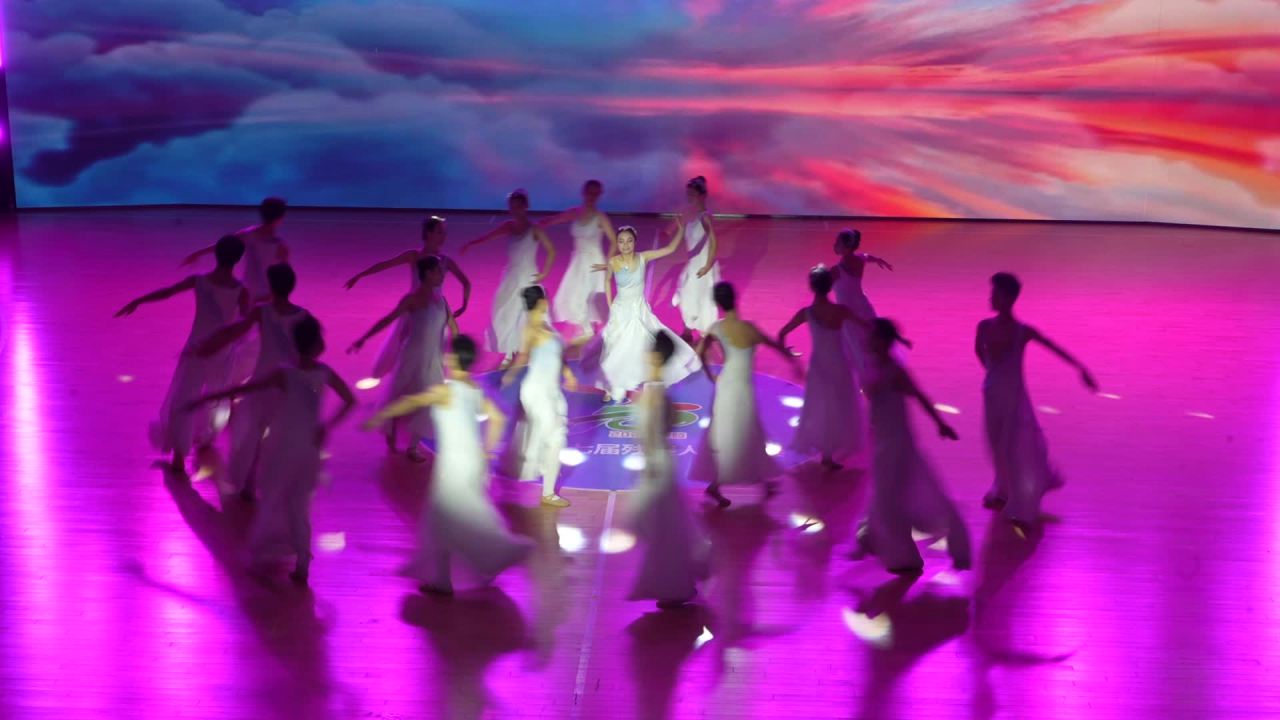 梦幻舞台上的白色舞蹈