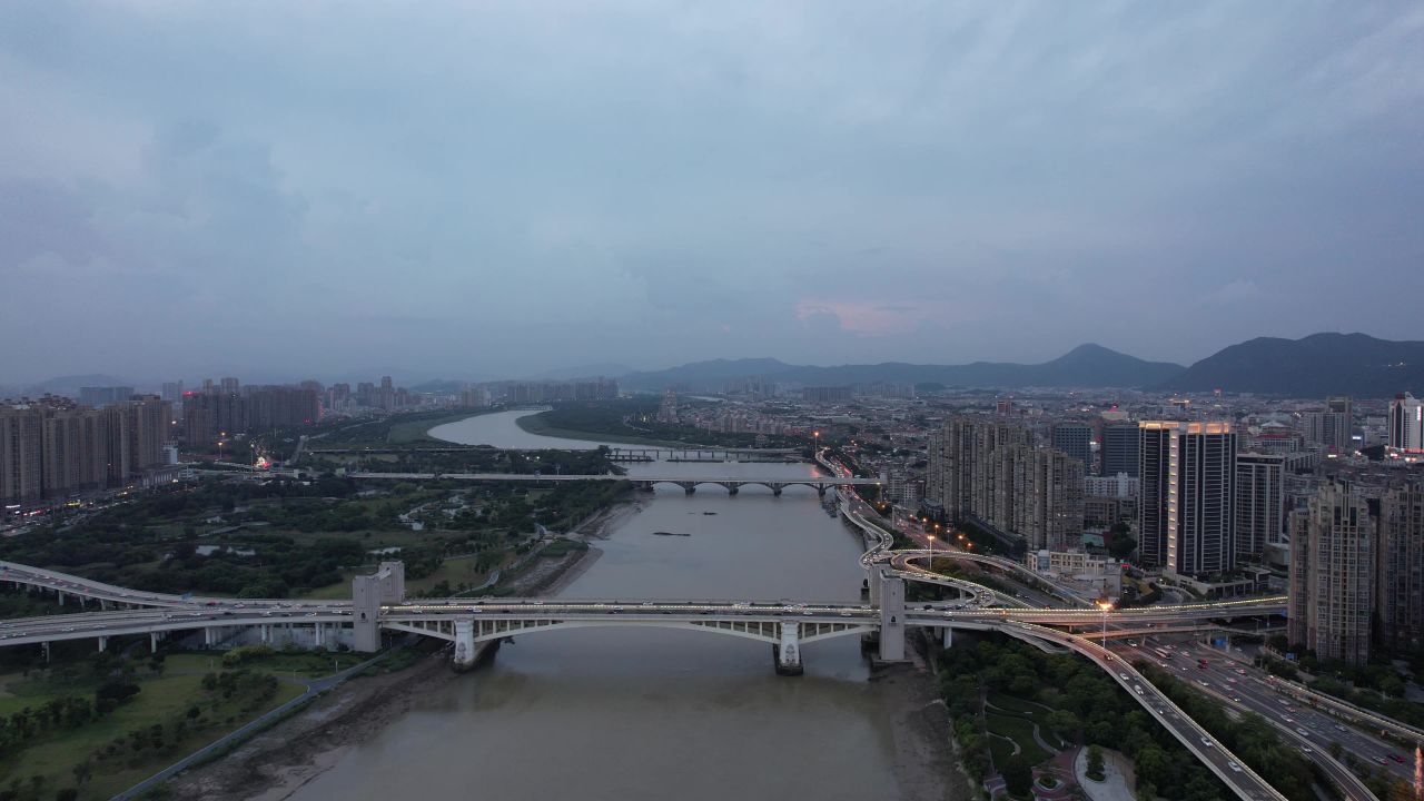 福建泉州夕阳晚霞夜幕降临拥堵交通车辆行驶航拍 