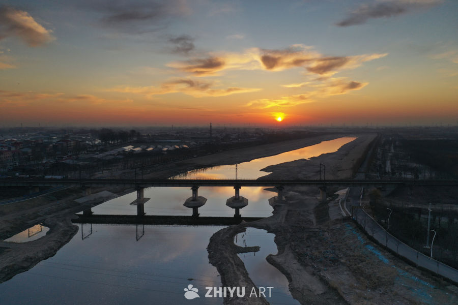 夕阳下的河岸