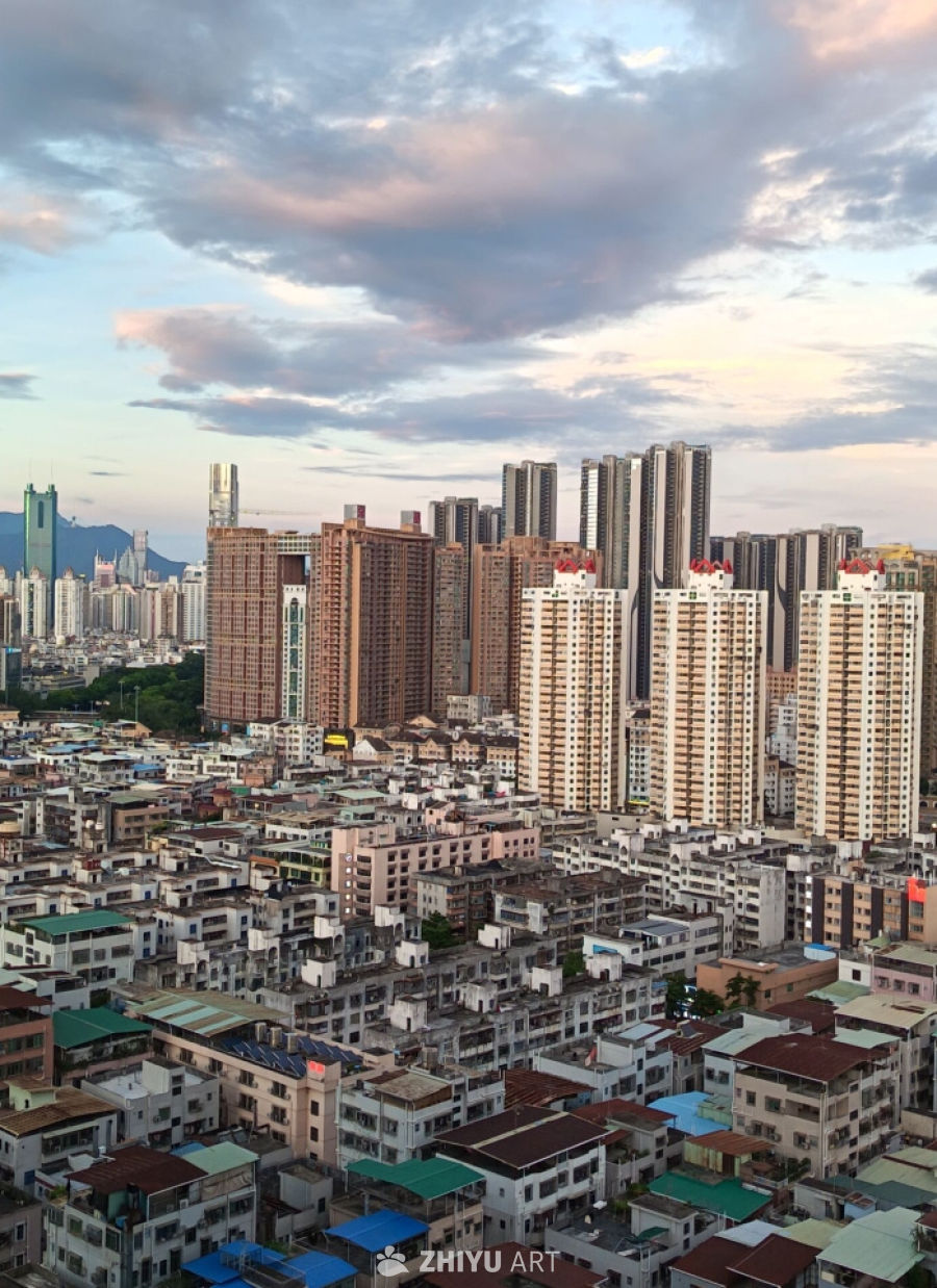 日暮下的彩云和城市建筑