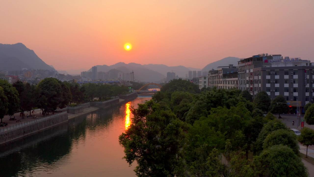 日落下的城市河景