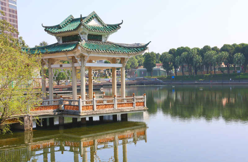 湖中凉亭