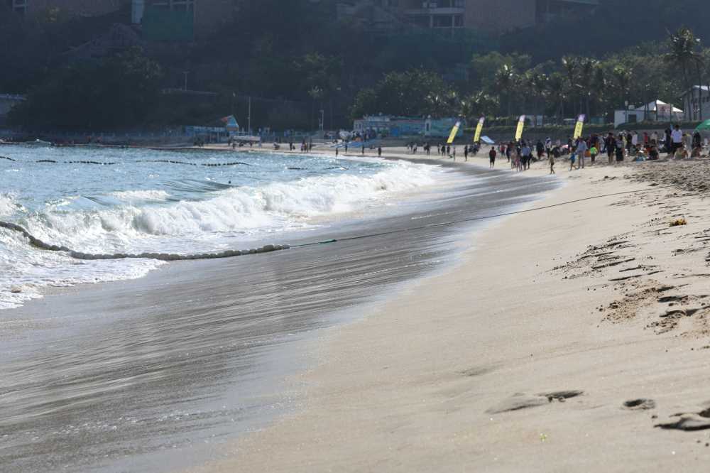 海浪沙滩与人