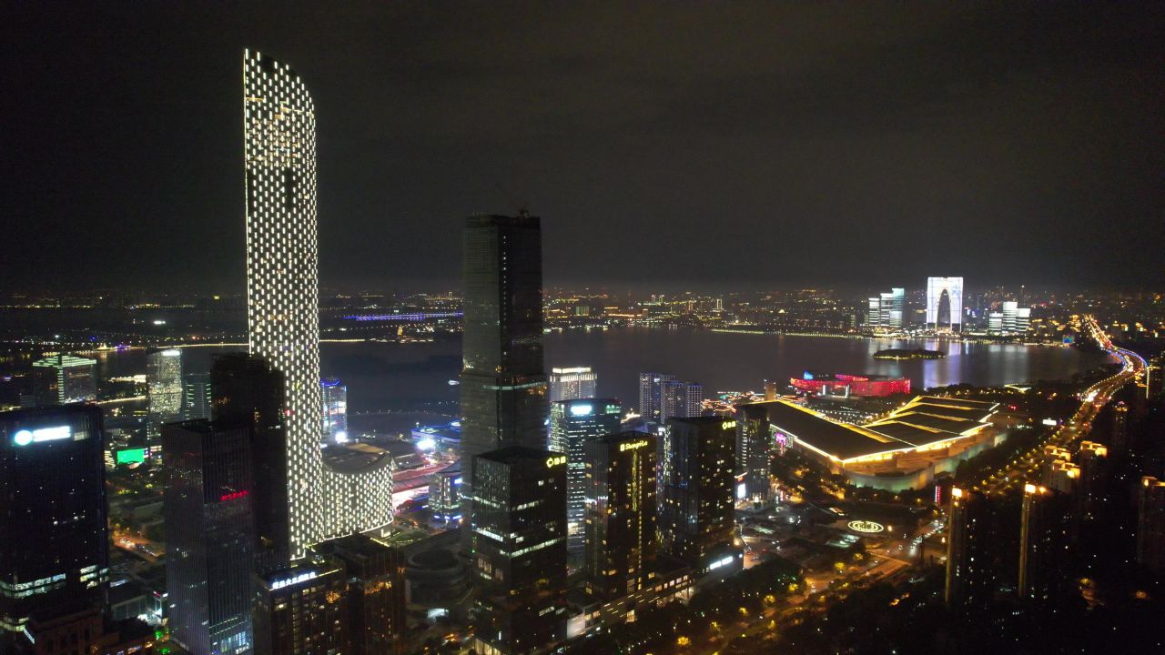 江苏苏州工业园区国金中心苏州之门夜景灯光航拍  