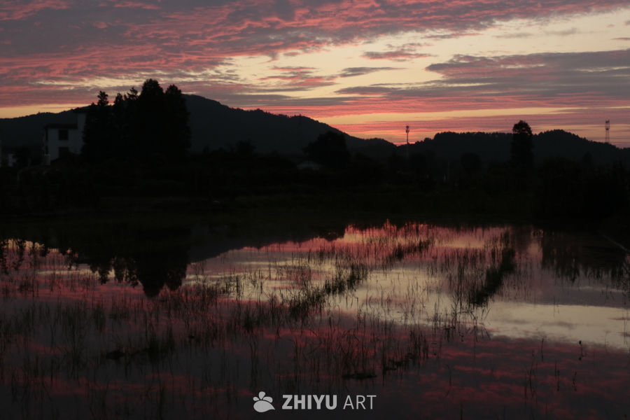 日落映山水，宁静乡村景