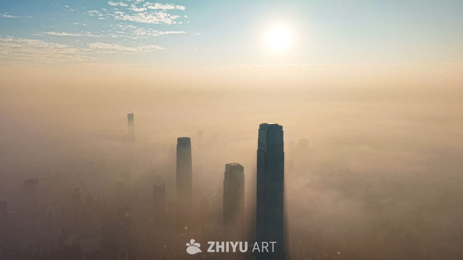 晨雾中的都市