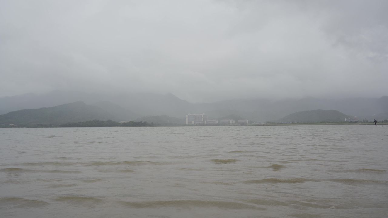 下雨中的海湾边