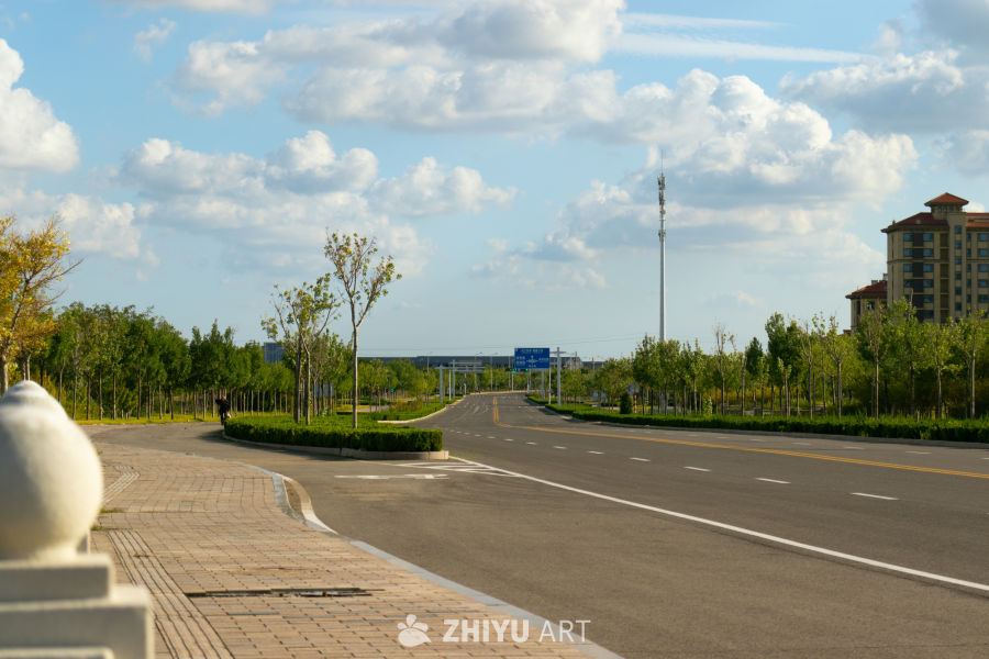 晴朗天空下的城市道路