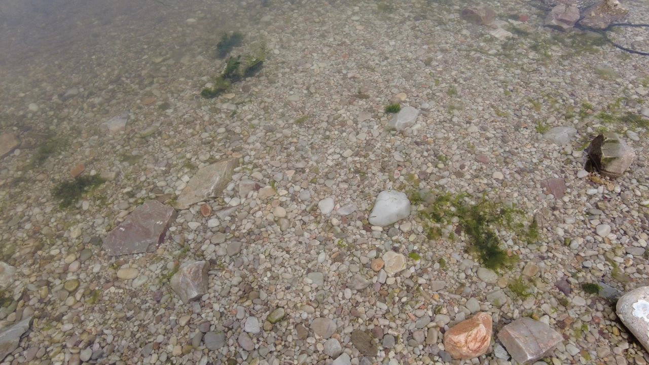 海边沙滩鹅卵石实拍大海海浪