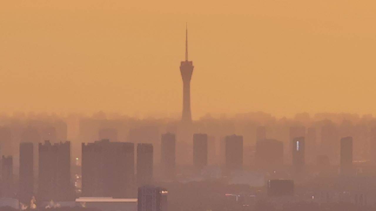 夕阳下的城市剪影