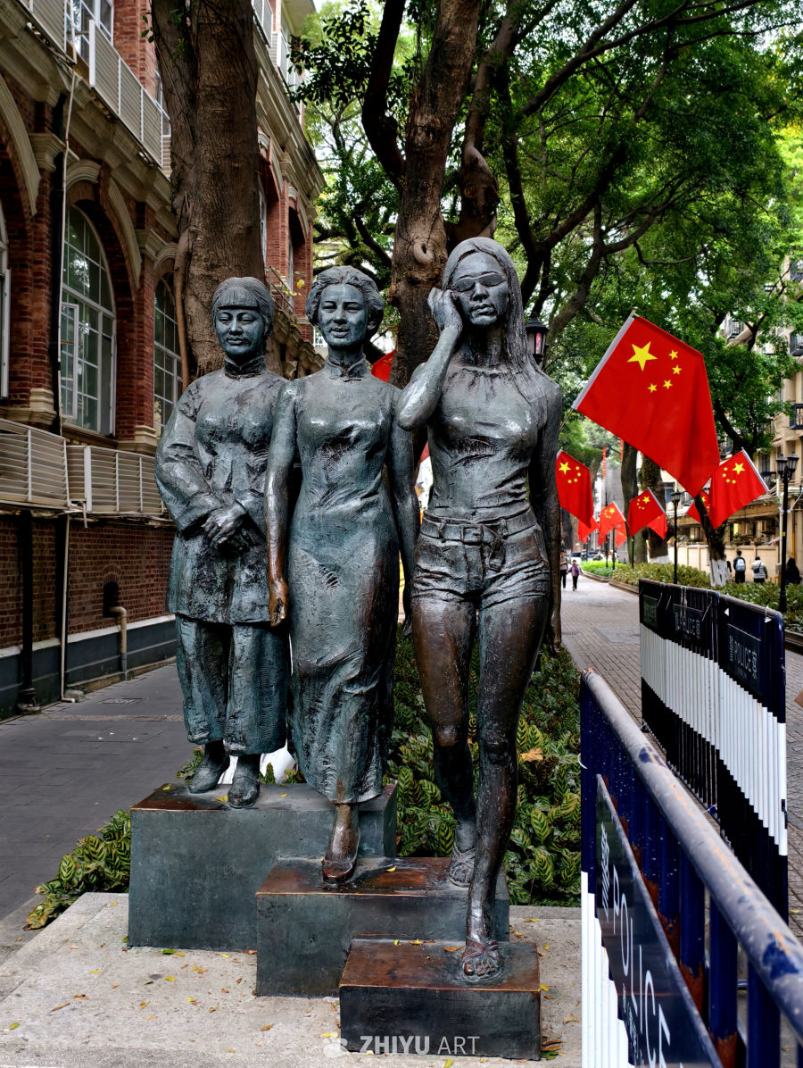女性雕像与国旗的和谐共存