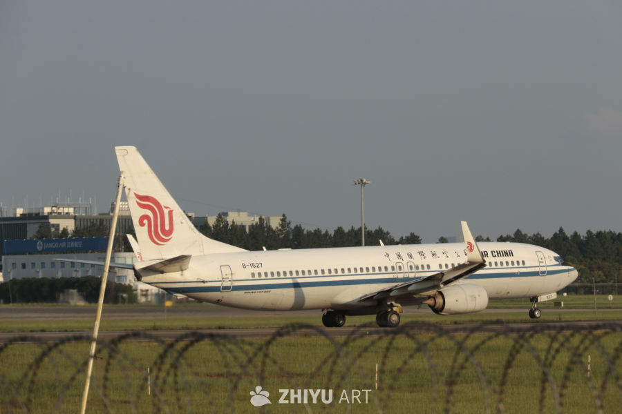 中国国际航空飞机在机场跑道上