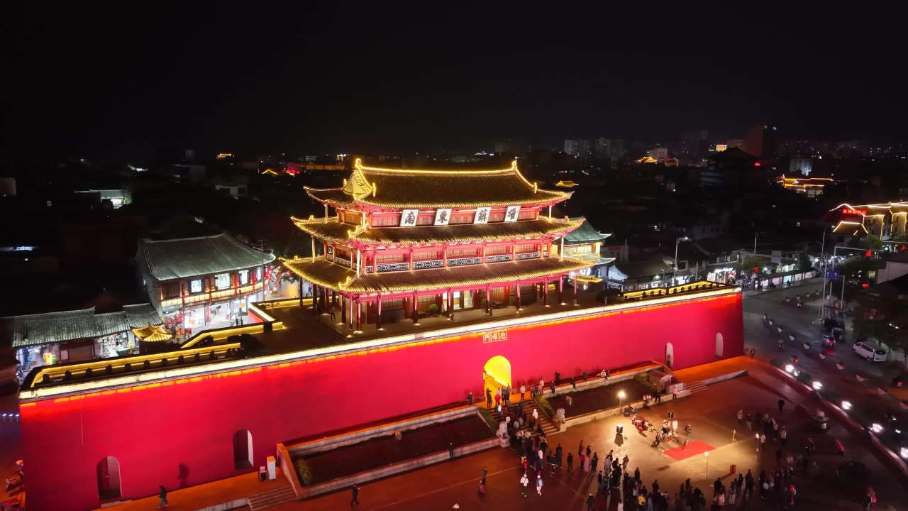 夜色中的古建筑与红墙