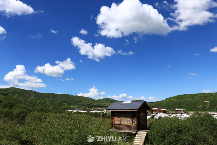 蓝天白云下的静谧木屋