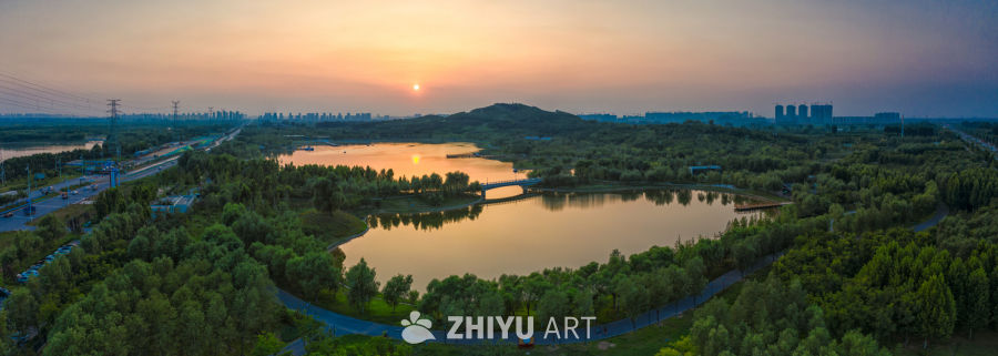 日落湖畔的城市剪影