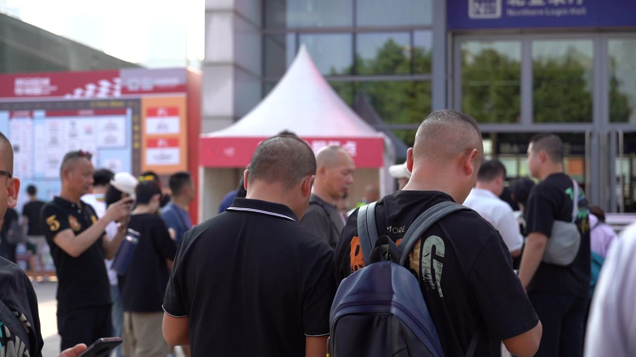 人群中看手机入口等待检票