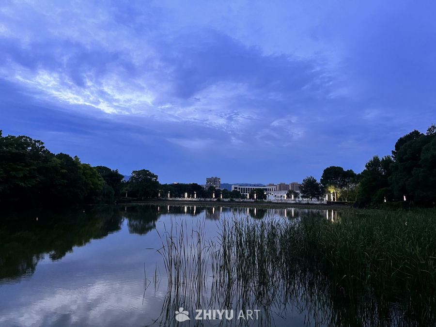湖畔黄昏静谧景