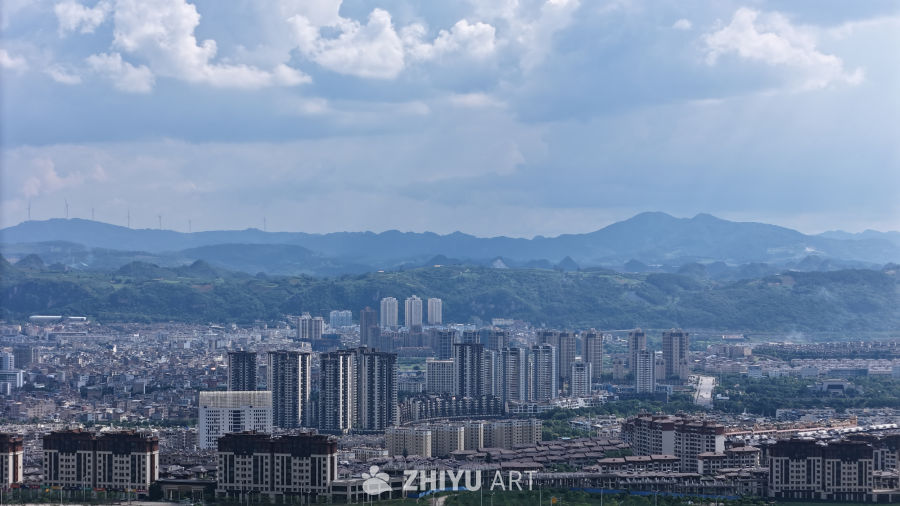 城市山景下的现代都市