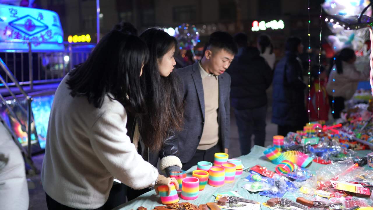 夜市摊前的欢乐时光