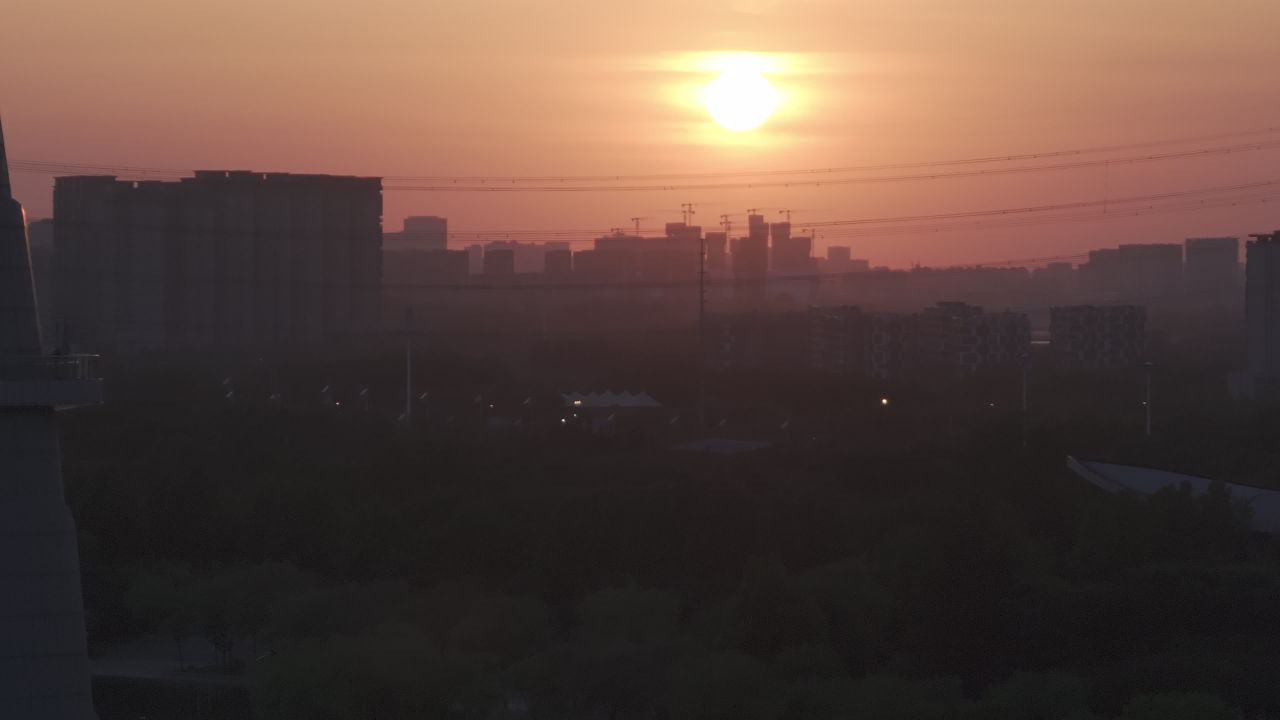 晨曦中的城市剪影