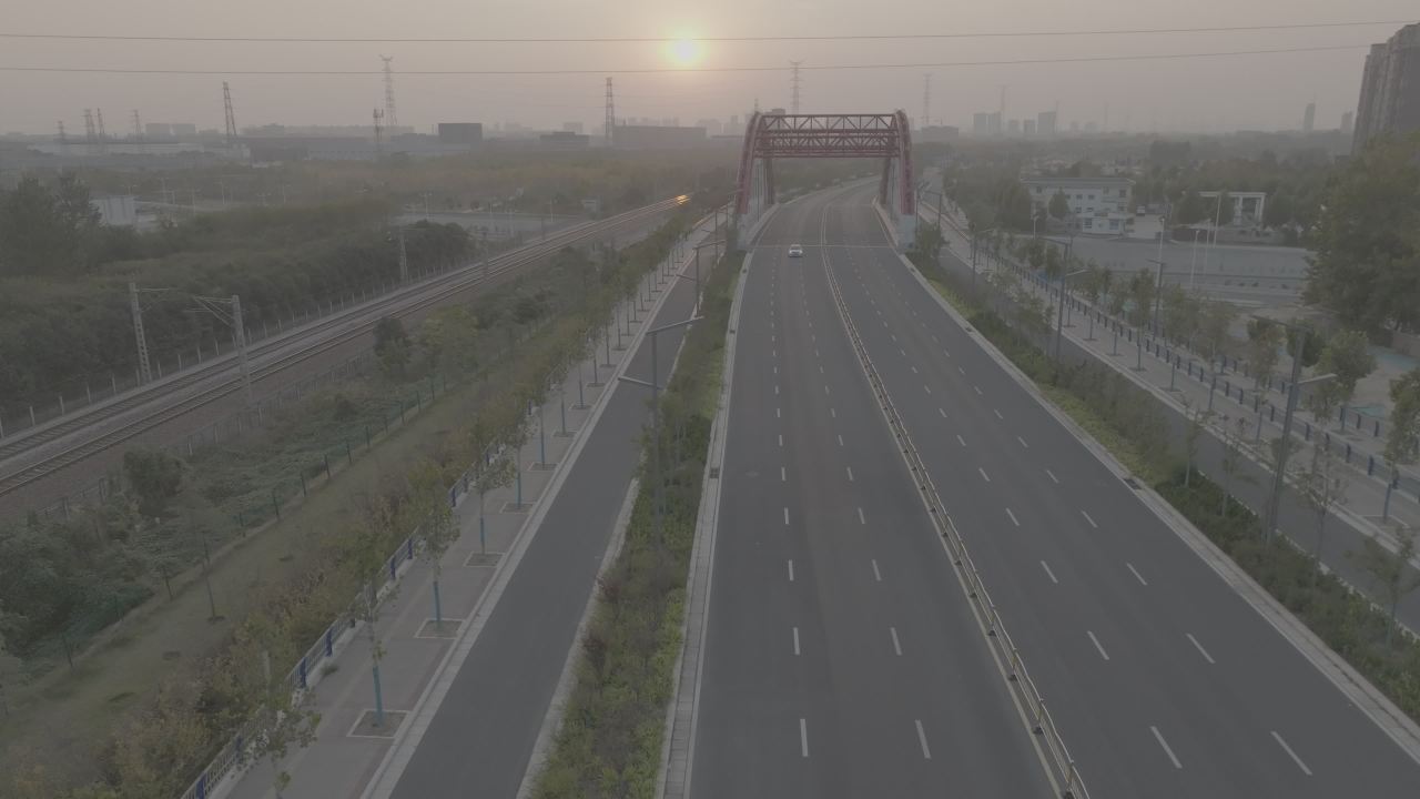 夕阳下的城市交通