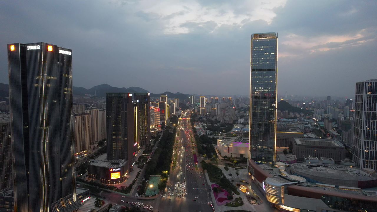 山东城市夜幕降临夜景灯光济南经十路商务中心金融中心航拍 