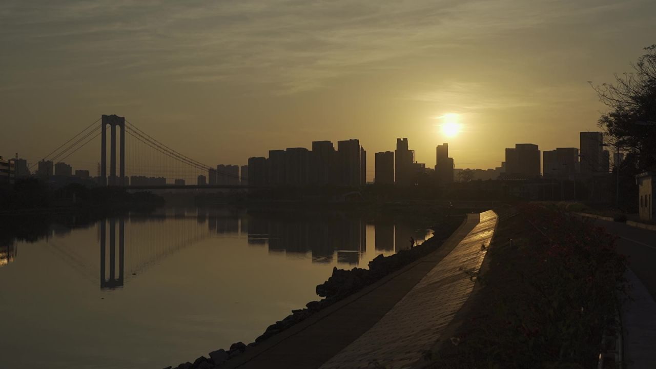 黄昏时刻的水库和城市接壤