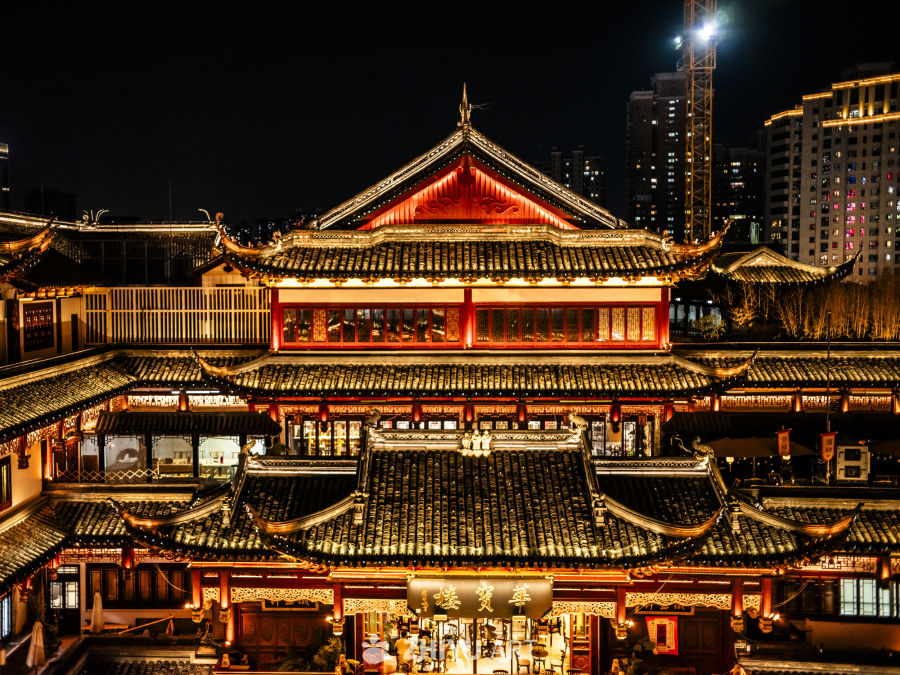 夜幕下的古建筑灯火辉煌