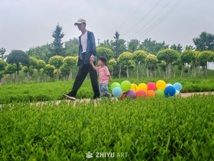 亲子漫步 童年的色彩相伴