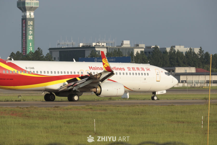海南航空飞机在机场跑道上